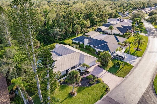 Building Photo - 904 S Doral Ln