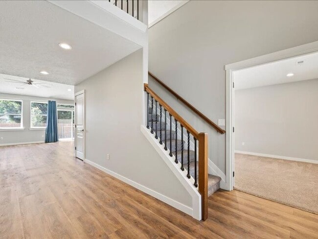 Building Photo - 617 Esperanza Ct