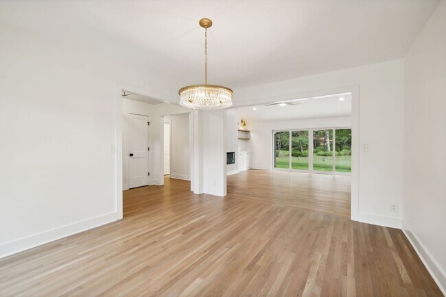 Building Photo - Completely renovated ranch 4BR/4BA ranch h...