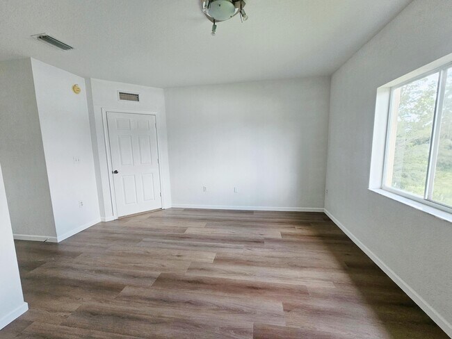 Building Photo - 1157 Golden Lakes Blvd