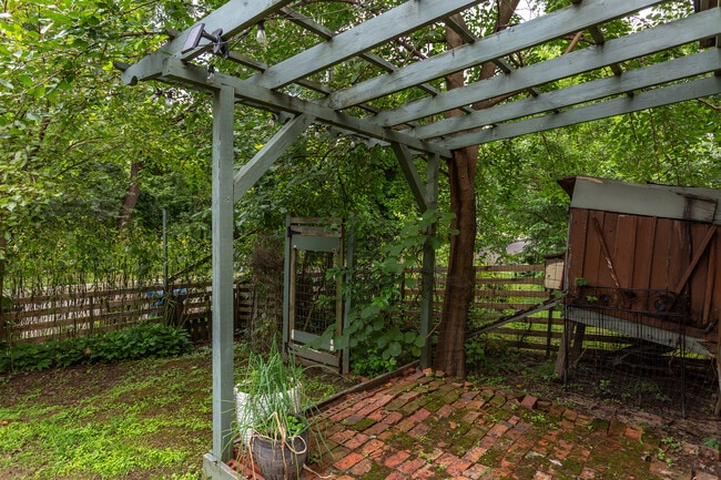 Building Photo - 510 Oakwood Ave