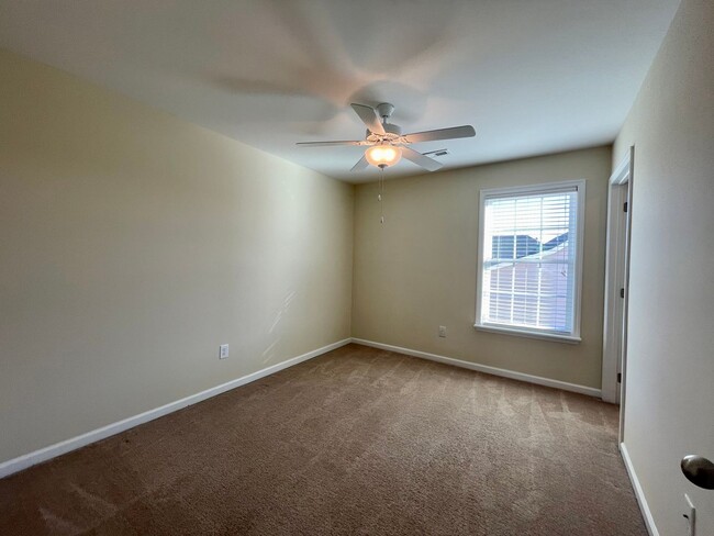 Building Photo - 5 Bedroom/3 Bath home with Garage in Tiger...