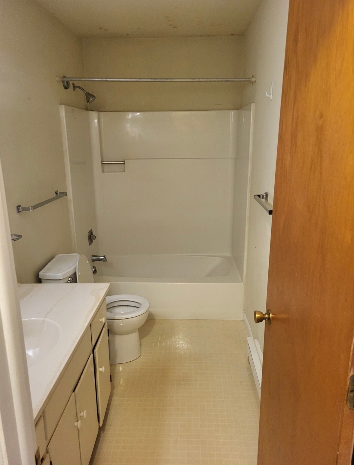 Main bathroom - 36 Kendes Rd