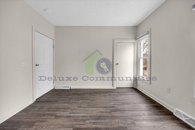 Building Photo - Spacious 4 Bedroom- Whole Home!