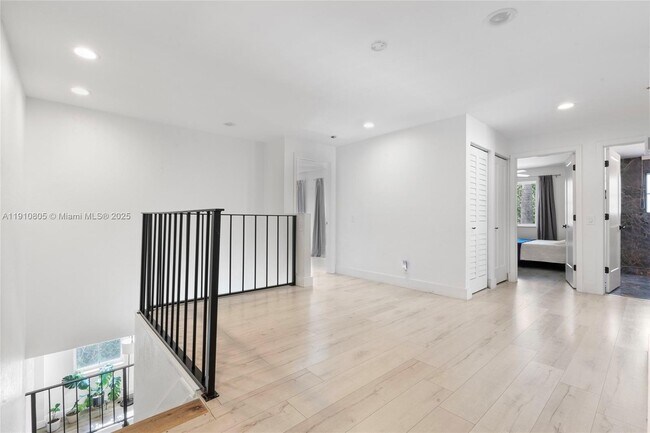 Building Photo - 932 Nandina Dr