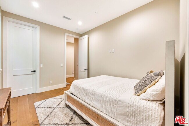 Building Photo - 4145 Tujunga Ave