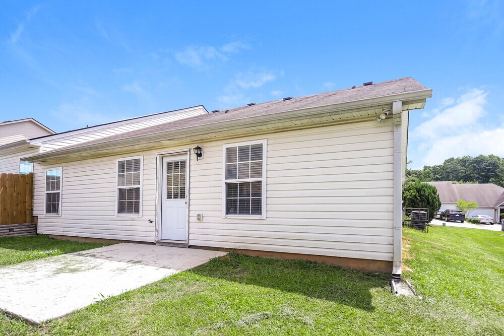 Building Photo - 2167 Red Oak Cir