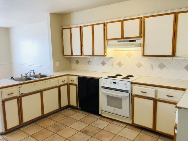 Building Photo - 3 bedrooms, 2 1/2 baths and a 2 car garage...