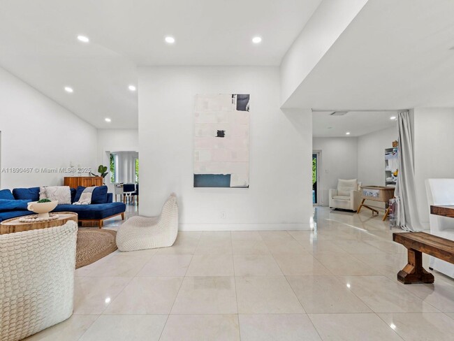 Building Photo - 10921 SW 116th Ave