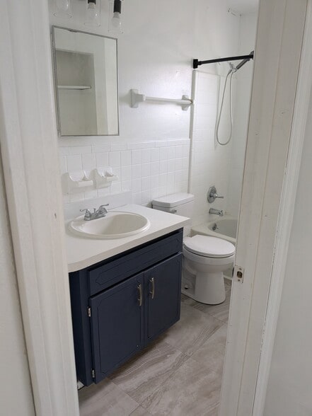 Building Photo - 1906 Park Manor Dr