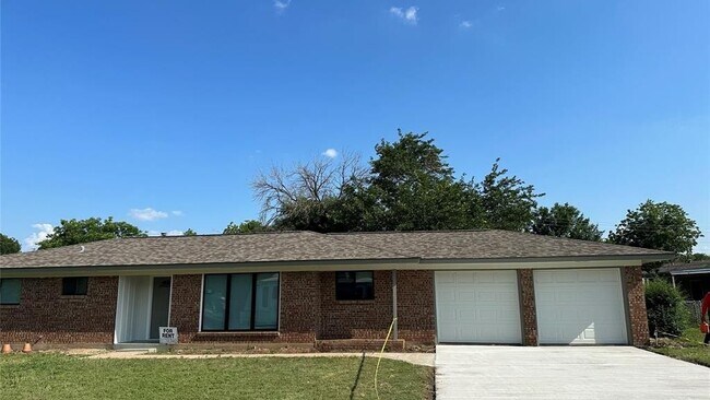 Building Photo - 1203 Thicket Ct