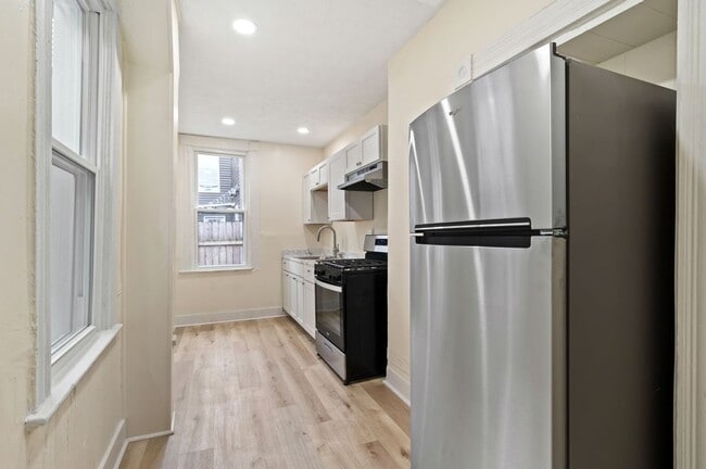 Building Photo - Newly Renovated 2 Bedroom Unit + Bonus Room In The South Side.  Available Immediately.