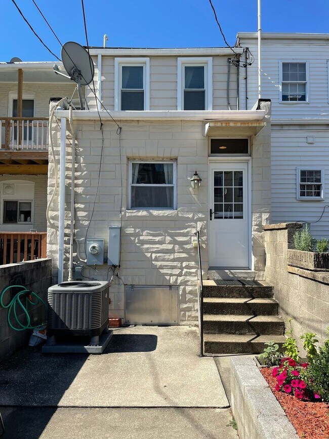 Building Photo - Charming 2 Bedroom/3.5 Bathroom Townhome i...