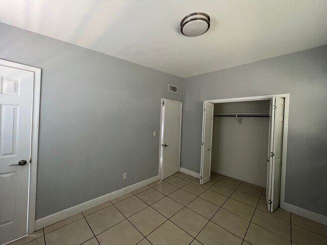 Building Photo - 519 Carolyne St