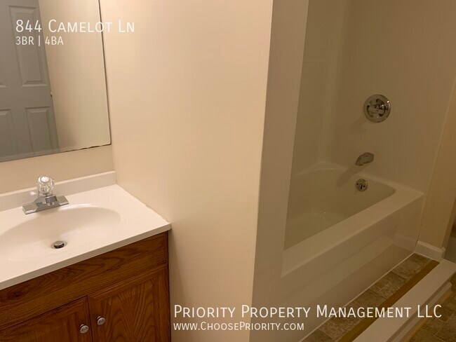 Building Photo - 844 Camelot Ln