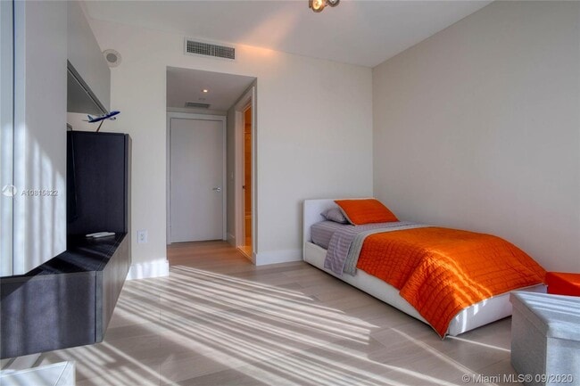 Building Photo - 17001 Collins Ave