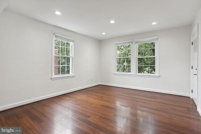 Building Photo - 2828 Buena Vista Terrace SE