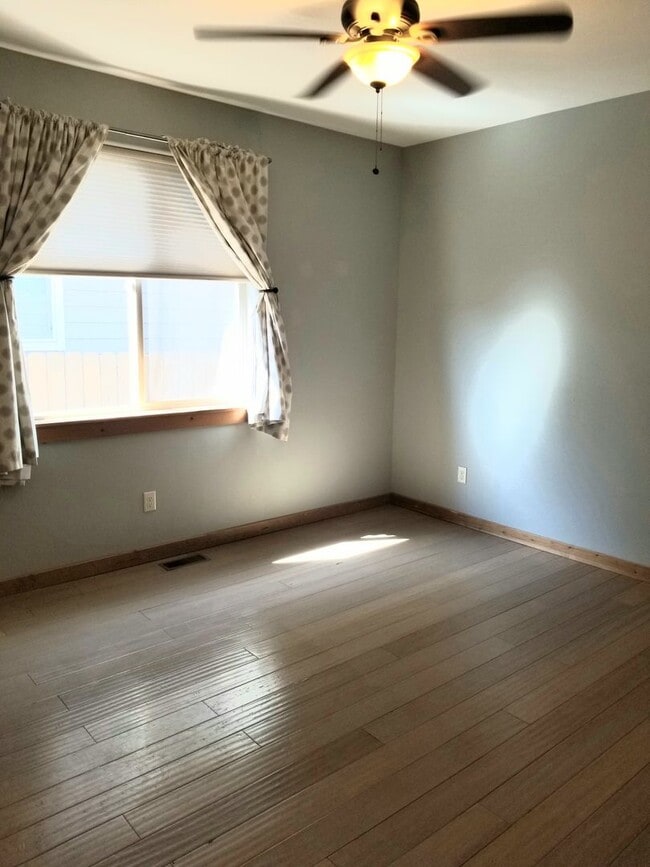 Building Photo - Adorable 2 Bedroom House- Great Location!