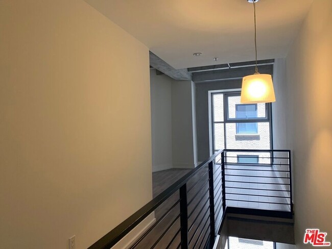 Building Photo - 727 W 7th St