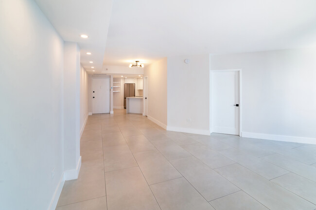 Living room, Bar Kitchen - 825 Brickell Bay Dr