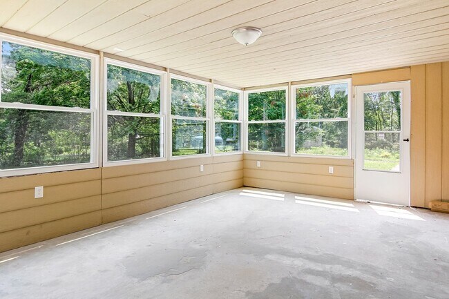Building Photo - Coming Soon! Spacious 3 Bedroom, 1 Bath Ho...