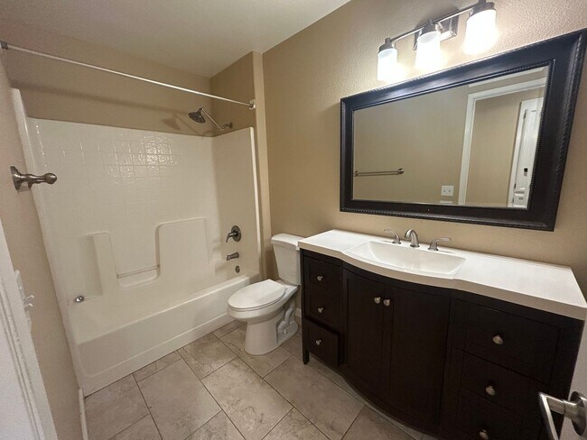 Building Photo - Great Family Home in Fantastic Hollister Neighborhood!