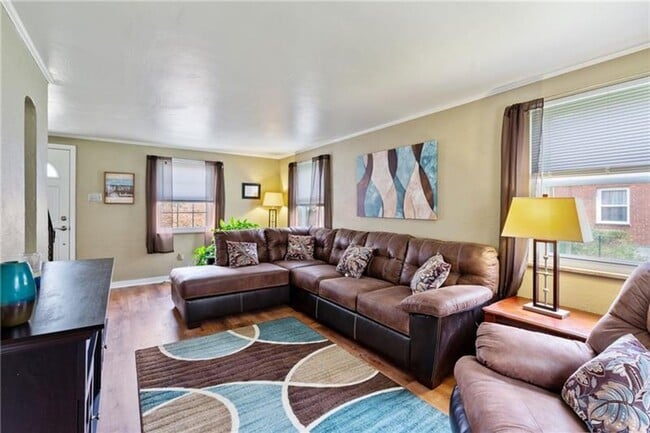 Building Photo - Fully Updated 3 Bed/1 Bath Home - Integral Garage, Laundry in Basement - Available Now in Penn Hi...