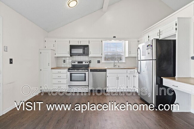 Building Photo - 530 SE Hampton St