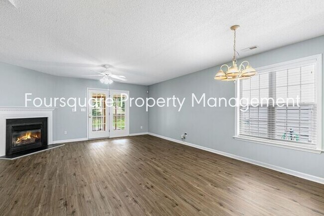 Building Photo - Townhome | Screened Back Porch | Back Pati...