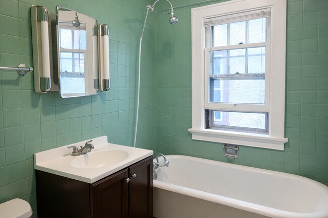 Building Photo - 1025/1027 Jenifer St Apartments