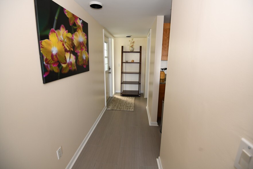 Building Photo - 5579 NE Gulfstream Way