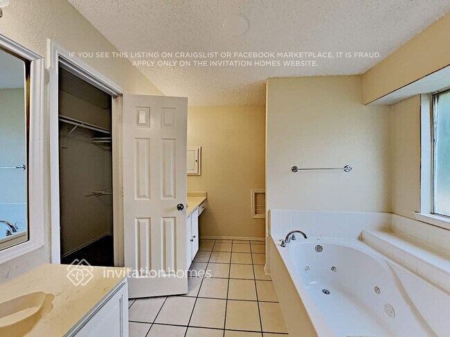 Building Photo - 8013 Yacht Club Dr