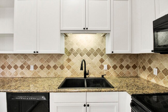 Building Photo - 7870 Blackwood Ln