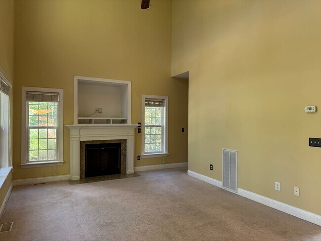 Building Photo - Beautiful Home in River Bluffs