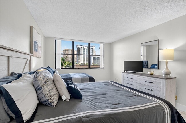 Building Photo - 3400 N Ocean Dr