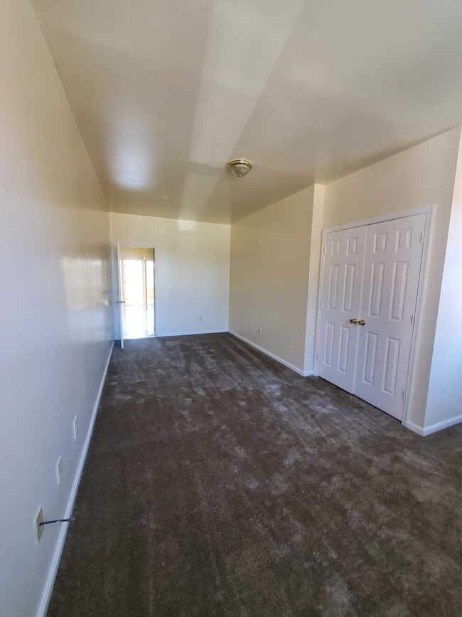 Building Photo - Large 3BR/1BA townhome in the Oliver neighborhood of East Baltimore. WATER INCLUDED