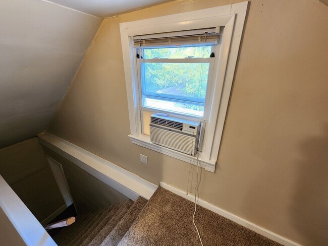 Building Photo - 3 Bedrooms, 1.5 Bath Brick Bungalow with Basement & Large Yard.  Close to UofL.