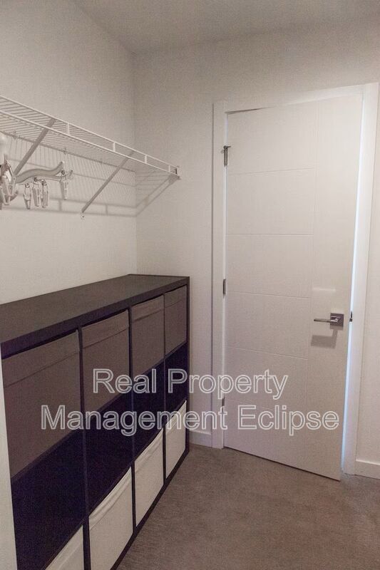 Building Photo - 8819 Midvale Ave N