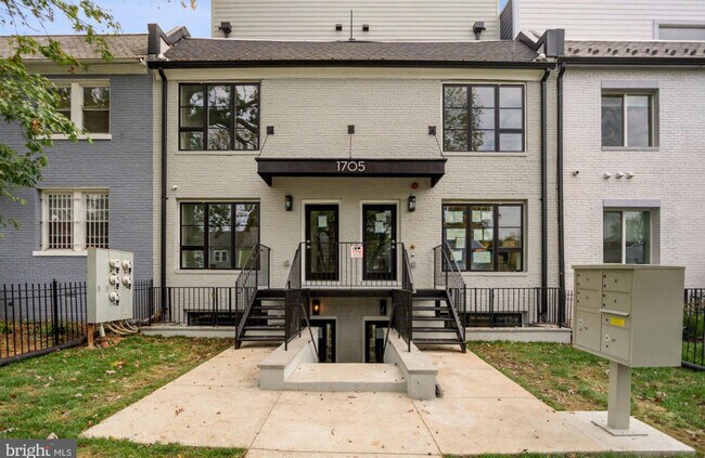 Building Photo - 1705 Trinidad Ave NE