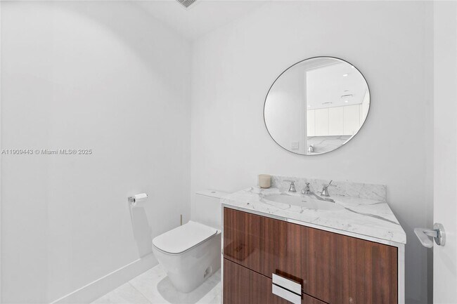 Building Photo - 15701 Collins Ave