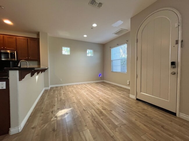 Building Photo - Beautiful corner unit townhome in the heart of Otay Ranch