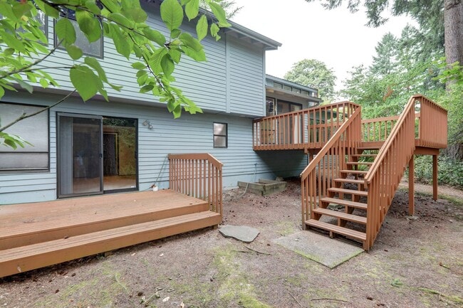 Building Photo - Spacious 4BR 2.75BA Tri-level home in quie...