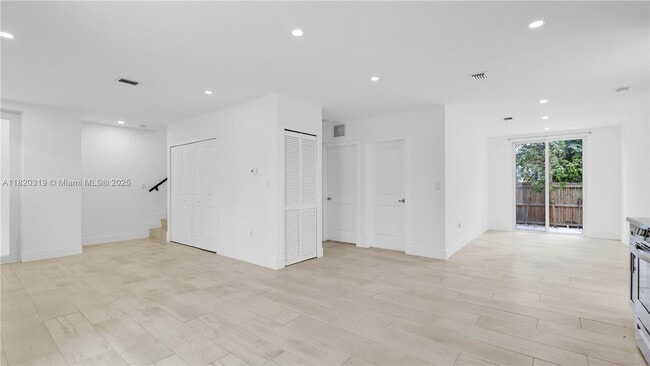 Building Photo - 3823 Thomas Ave