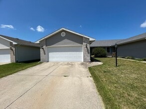 Building Photo - 2-bedroom, 1-bath Duplex in Champaign, IL