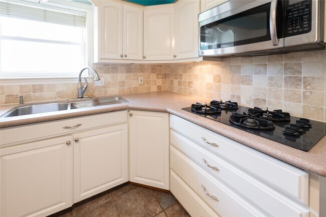 Building Photo - 7546 Maple Tree Dr