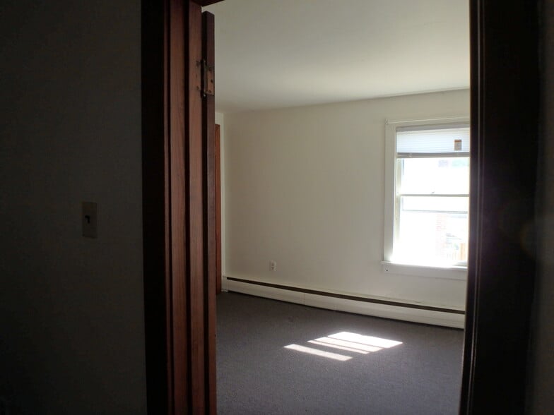 Building Photo - 119 Montour St N