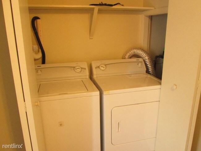 Building Photo - 2 br, 1.5 bath Townhome - 957 Orchard Dr