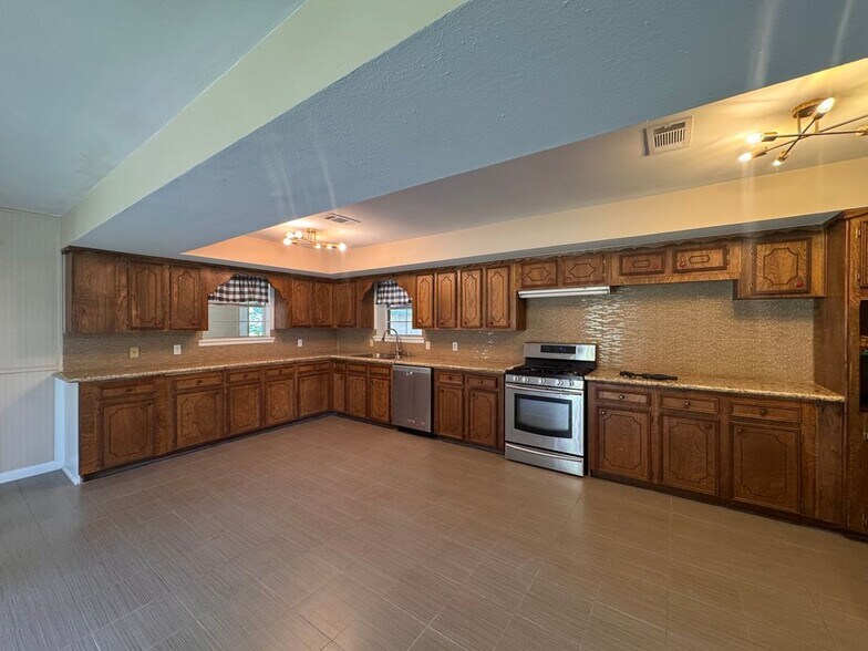 Building Photo - 15331 Lake Lamond Rd