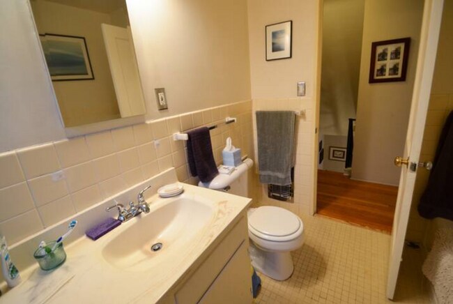 Bathroom upstairs - 5394 Village Grn