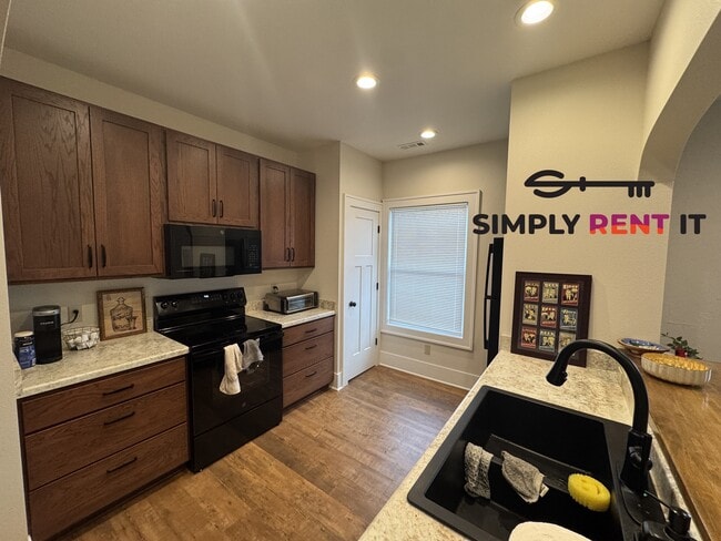 Building Photo - Renovated 2 Bedroom, 2 Bathroom on Campus!